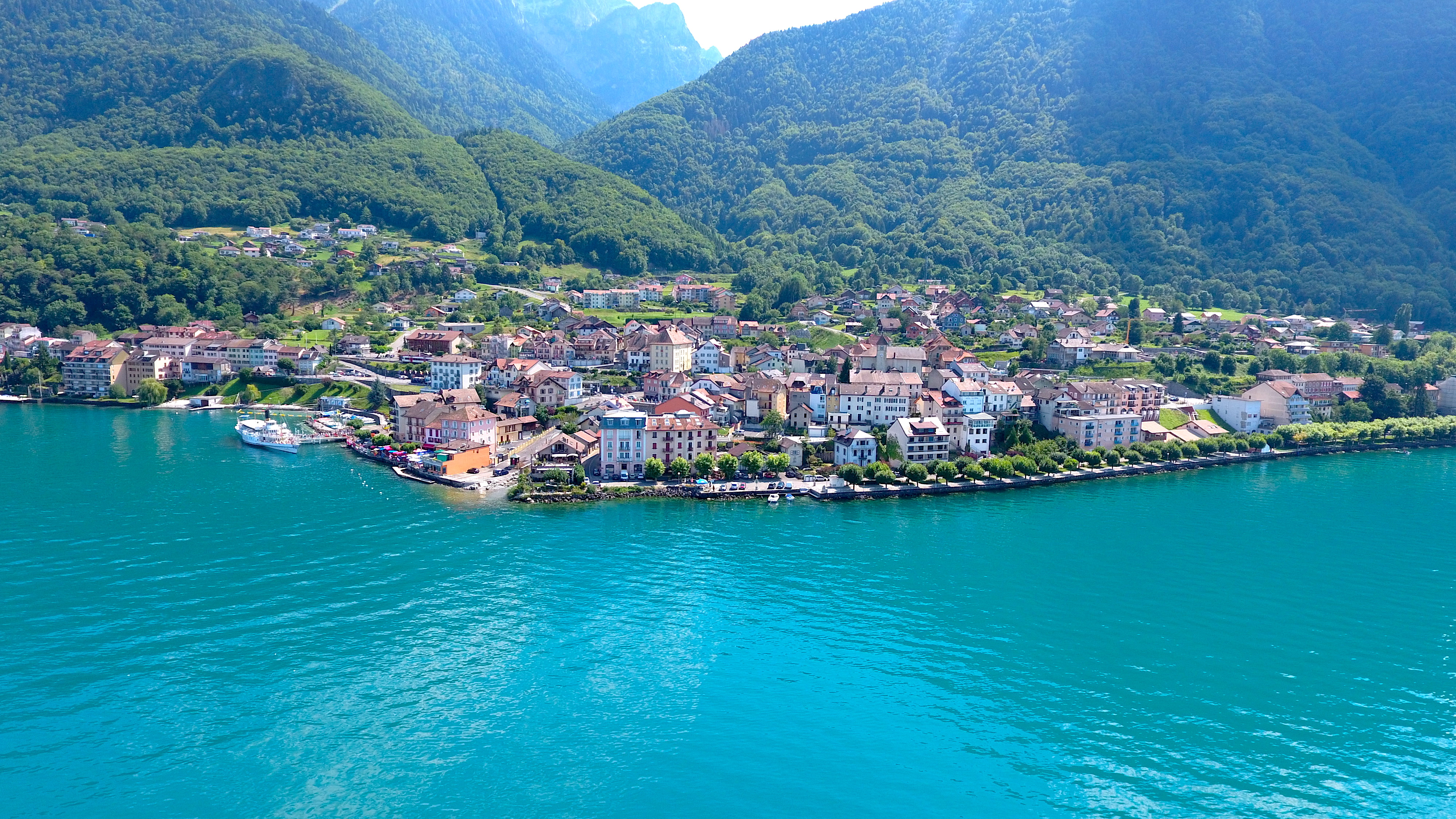 Le village de St-Gingolph est séparé par la frontière franco-suisse